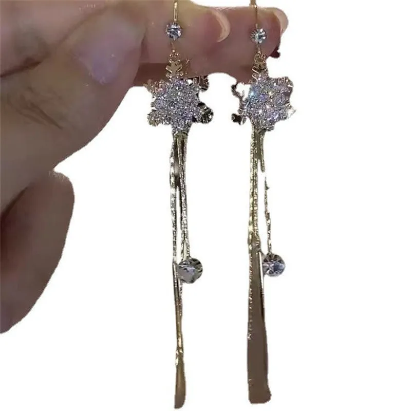 Elegante vergoldete Zirkonia-Schneeflocken-Ohrringe mit langen Quasten für Damen, Strass-Tropfenohrringe, Partygeschenk – Detail 12