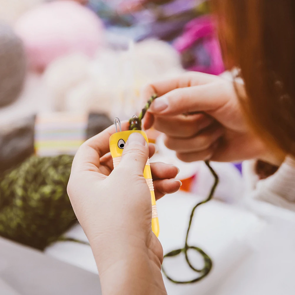 

2pcs Bee Shape Knitter 4 Peg Prong Knitting Tool For Diy Yarn Wool Crafts Sweater Stitch Needle Rope Braider Handicraft Sewing