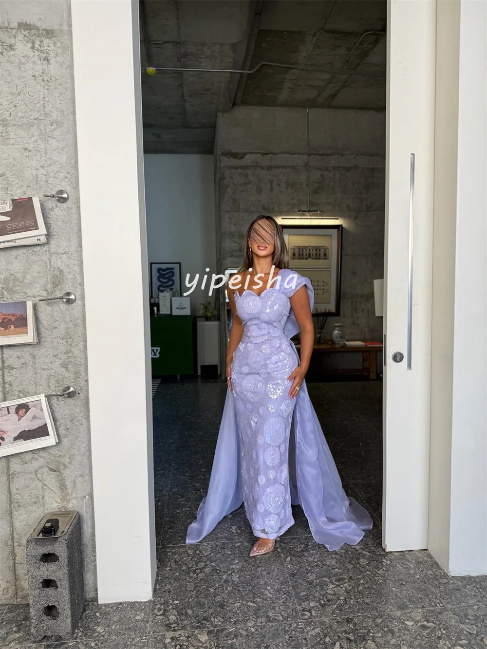 ชุดราตรีทรงตรงแบบไม่มีสาย ประดับเลื่อมและลูกปัดวิจิตร ดีไซน์แบบจีน  ขนาดต่างๆ มีให้เลือก  แบบเซ็กซี่