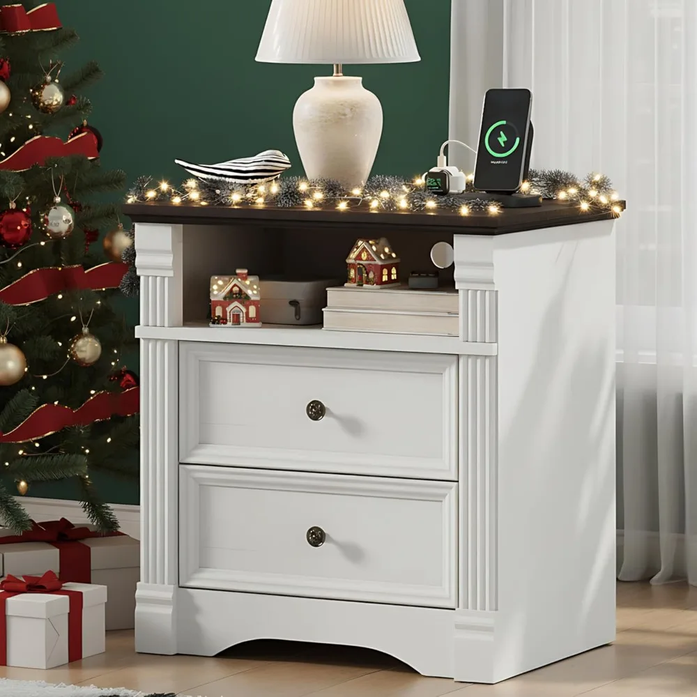 

Белая тумбочка с зарядной станцией, деревянная прикроватная тумбочка и торцевой столик в деревенском доме с двумя ящиками и шикарным дизайном деревянных пилатеров,