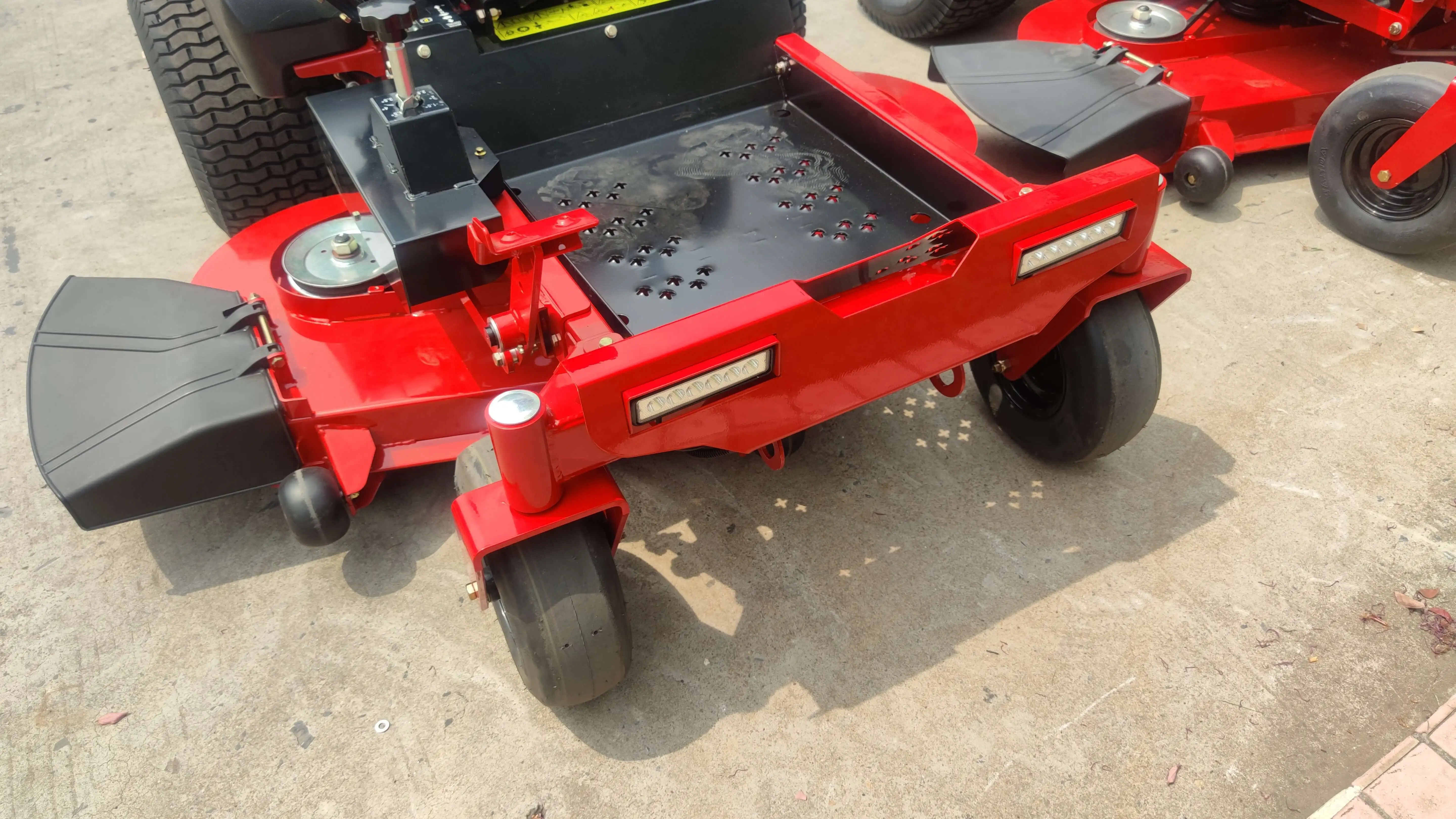 China Made Agricultural Garden Tools Zero Turn Riding on Lawn Mower for Grass Cutting