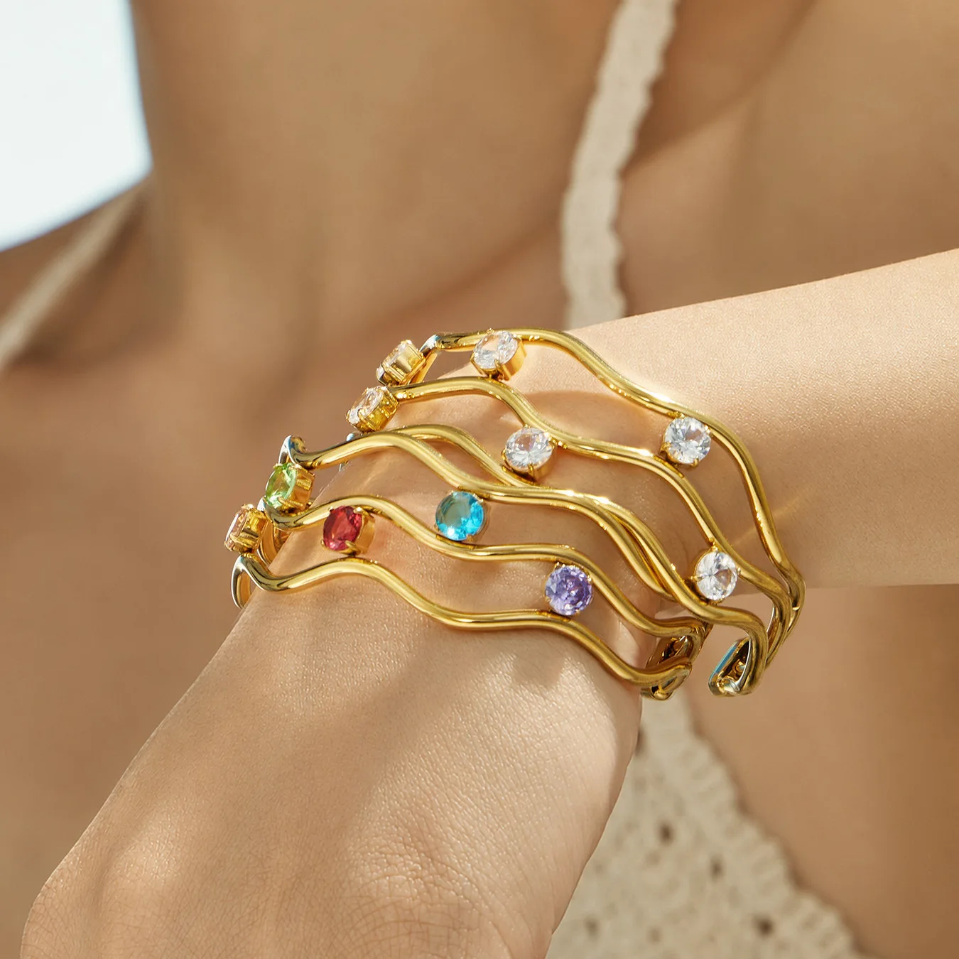 Wellenlinien-Armband für Damen, Edelstahl-Armreif, 18K vergoldeter offener Armreif, farbige Zirkon-Armbänder – Detail 5