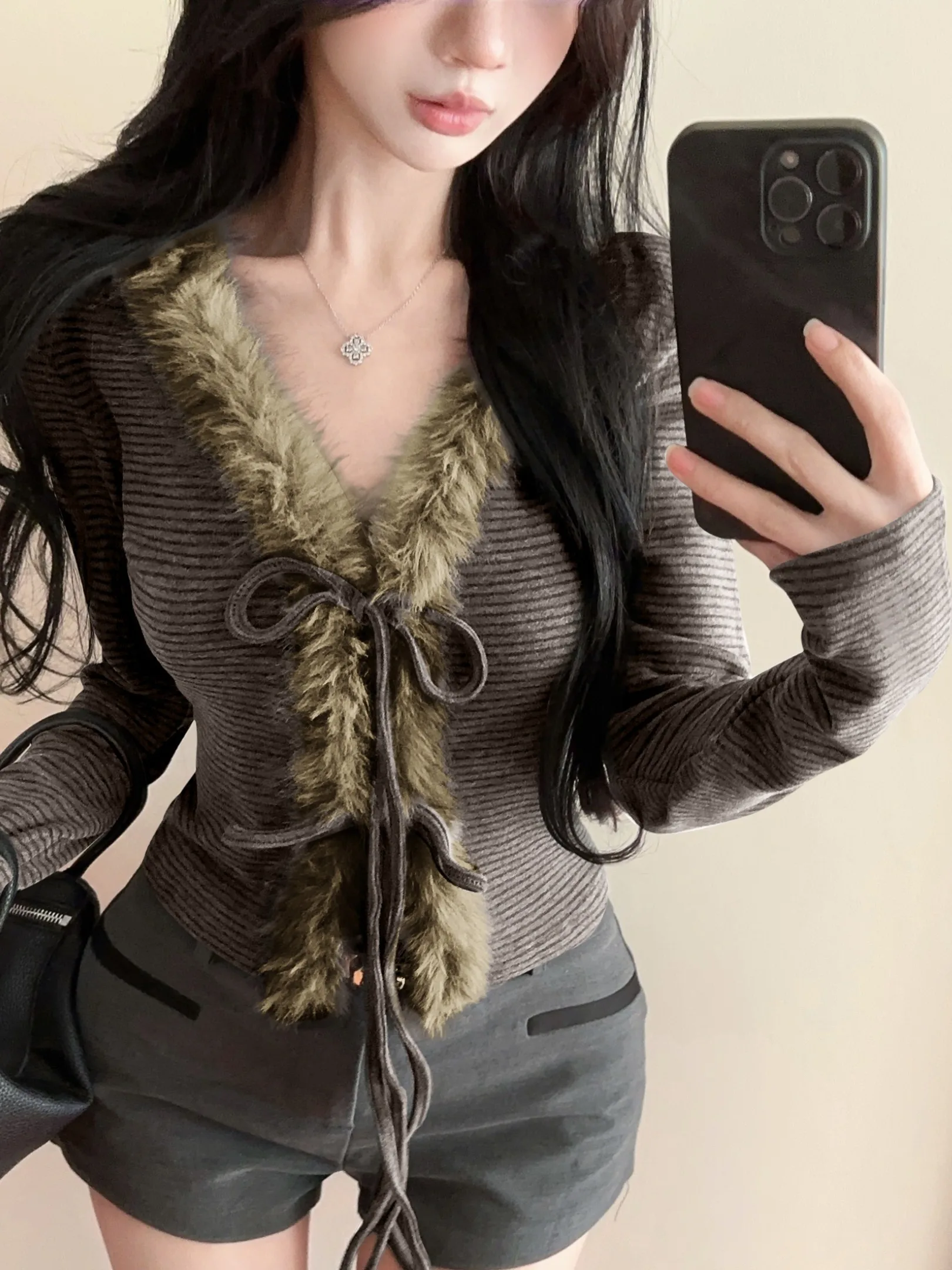 Splendido Cardigan Invernale da Donna in Velluto di Cotone con Scollo a V, Collo in Pelliccia Sintetica e Cintura, Design alla Moda