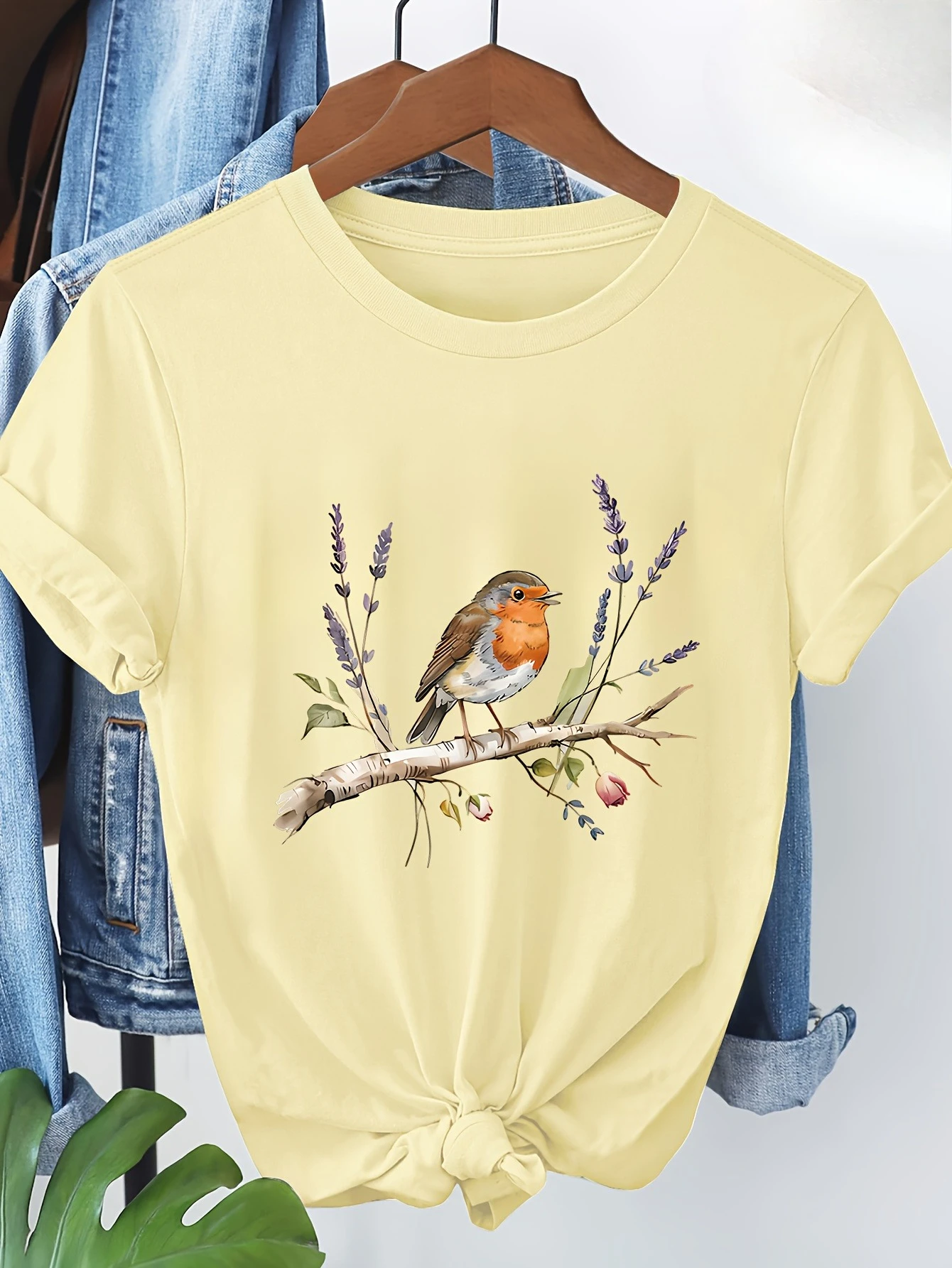 تي شيرت نسائي قصير الأكمام - طائر روبن سلمي يقف على فرع - تي شيرت كاجوال بطبعة لافندر وزهور #3