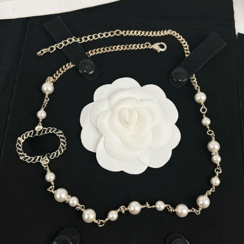 

Classic Love Pearl Collarbone Chain in Antique Letters Flash Diamond Neck Necklace Female