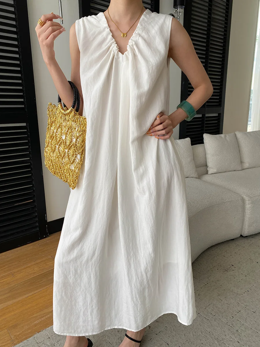 Sommerliches Damenkleid in unifarbenem, plissiertem Design mit V-Ausschnitt, Schnürung an der Taille und schlankmachendem, ärmellosem Schnitt. – Detail 14