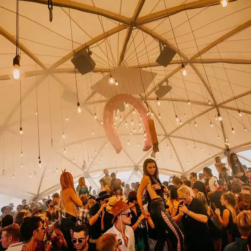 Barraca grande com cúpula, barraca esférica enorme