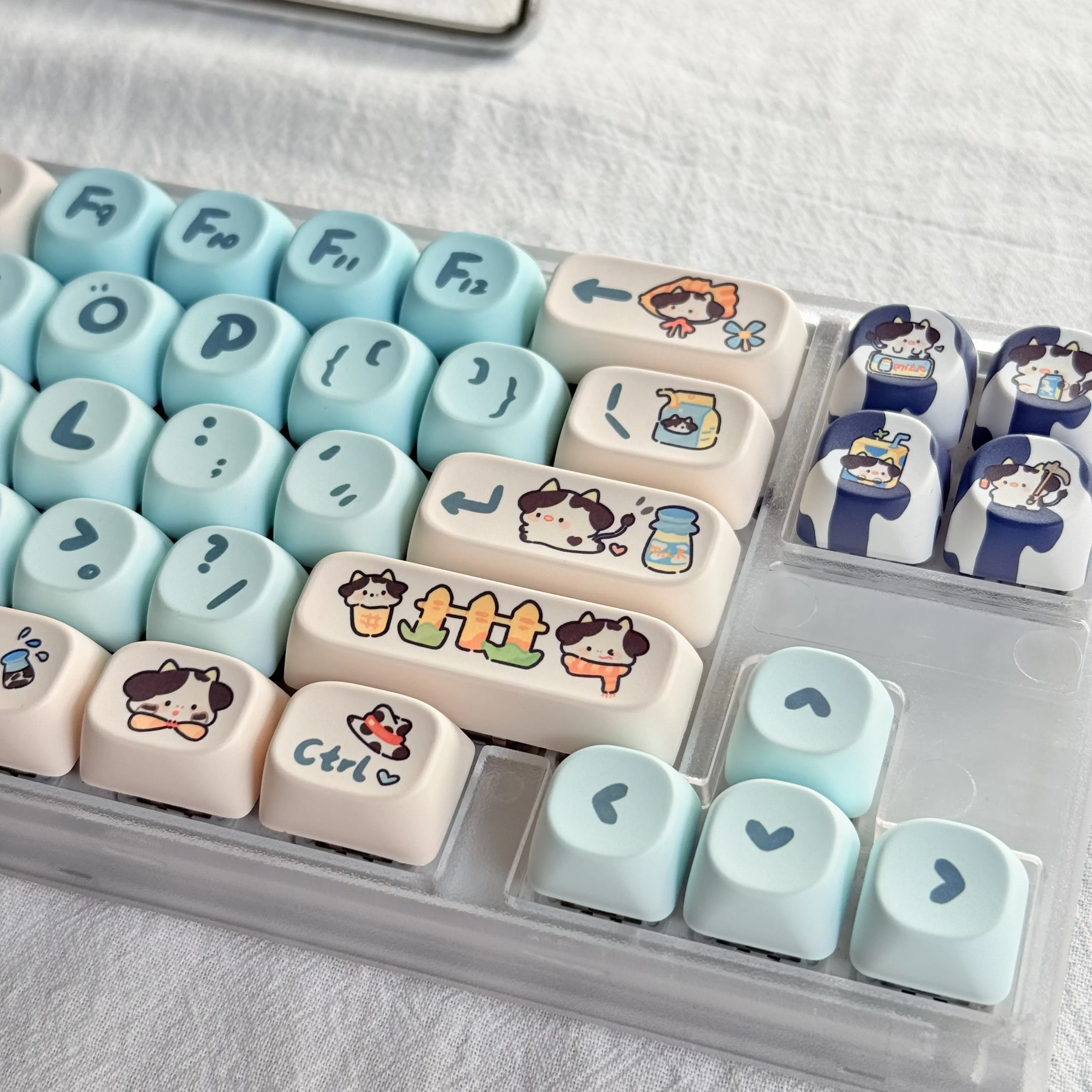 

Blue White Keycaps Set Cow Print 141 Keys MOA Profile PBT Keycaps Full Set for Mechanical Keyboards 61/81/84/87/104 Alice Layout