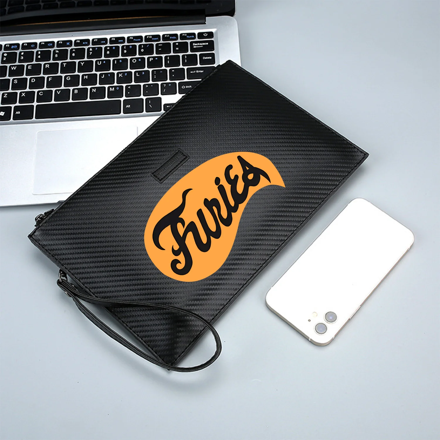 كلمة سوداء "Furies" برتقالية بيضاوية. حقيبة يد رجالية أنيقة مطبوعة من البولي يوريثان عصرية وعملية للحمل اليومي