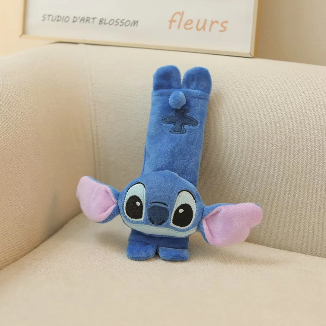 หมอนรองคอในรถยนต์ Disney Stitch, พนักพิงศีรษะในรถยนต์ตุ๊กตาผ้ากํามะหยี่สร้างสรรค์, ตัวป้องกันเข็มขัดนิรภัยสากล Four Seasons พร้อมกระเป๋าเป้สะพายหลัง