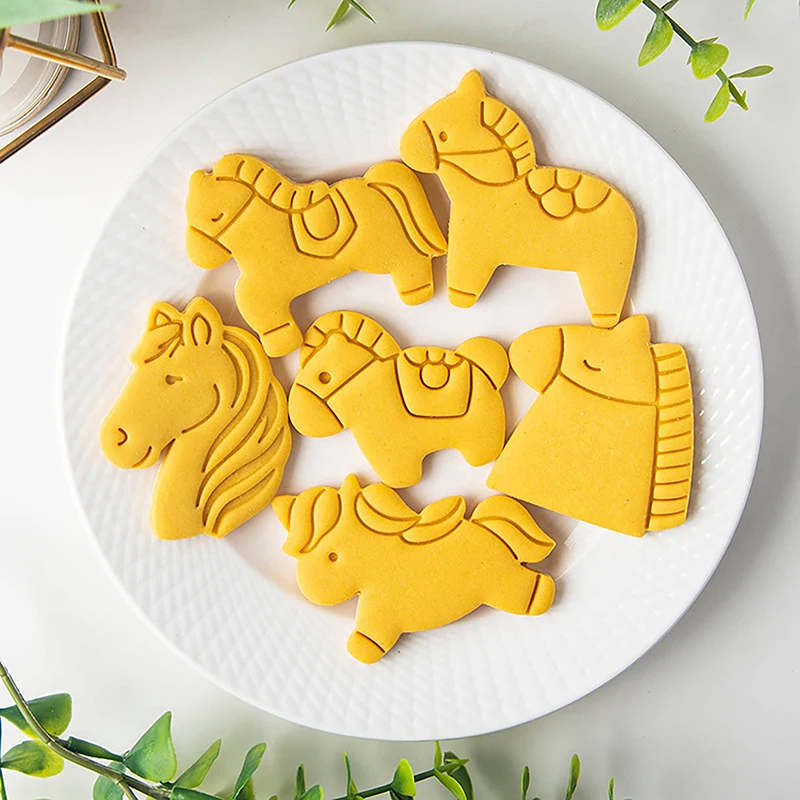 Emporte-pièce en forme de cheval de dessin animé, moule à biscuits en relief pour fondant, fournitures de décoration de gâteaux pour la fête du Nouvel An 2026, outil de pâtisserie pour biscuits