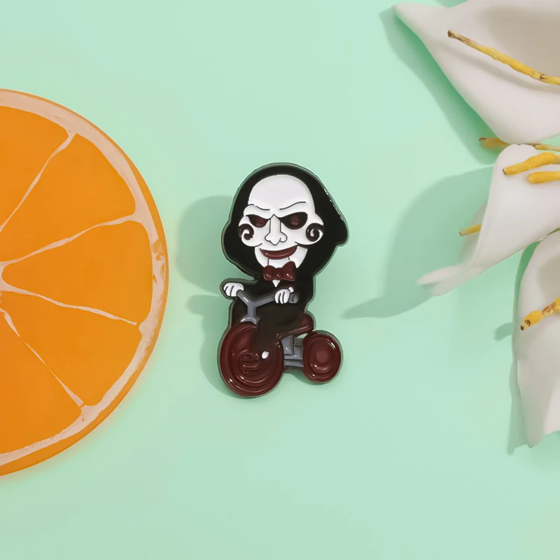 فيلم الرعب بانوراما بيلي الميكانيكية دمية المينا دبوس مهرج على دراجة هالوين بروش شارة التلبيب مجوهرات هدية للأصدقاء