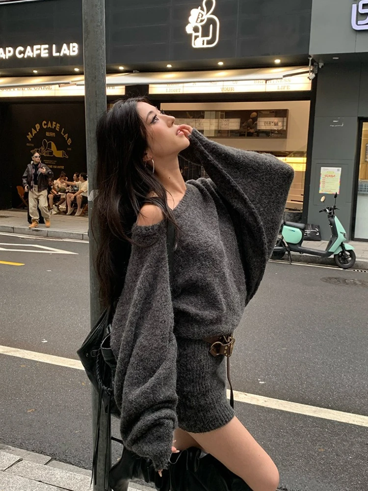 2025年韓国ニットワンピース グレー アシンメトリーショルダー バットスリーブ ルーズミニワンピース 秋冬 ピュアで魅力的なセクシーガール ボディコンフィット