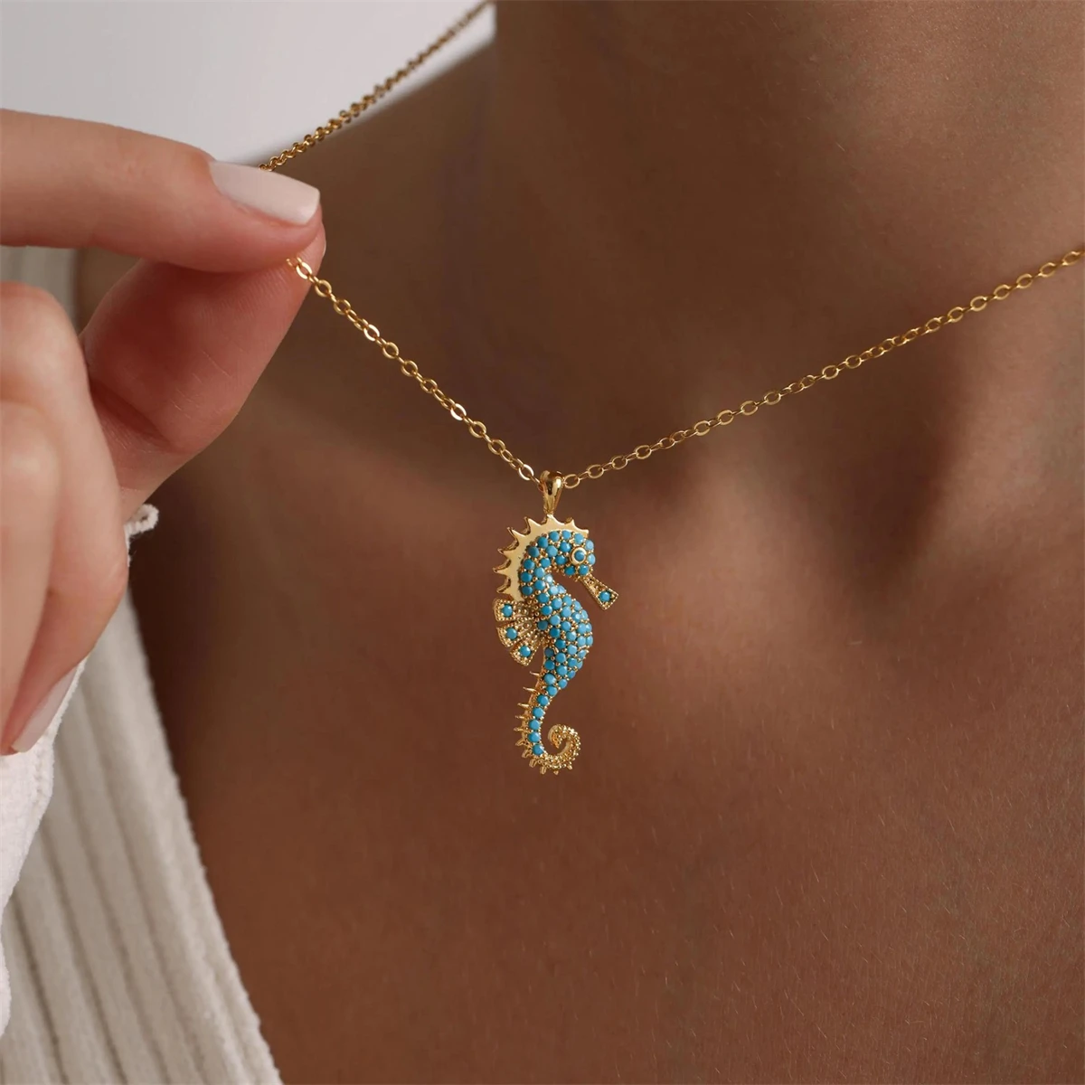 Halskette mit Seepferdchen-Anhänger | 18 Karat vergoldeter Edelstahl mit Zirkon-Inlay, Schmuck für Damen – Detail 4