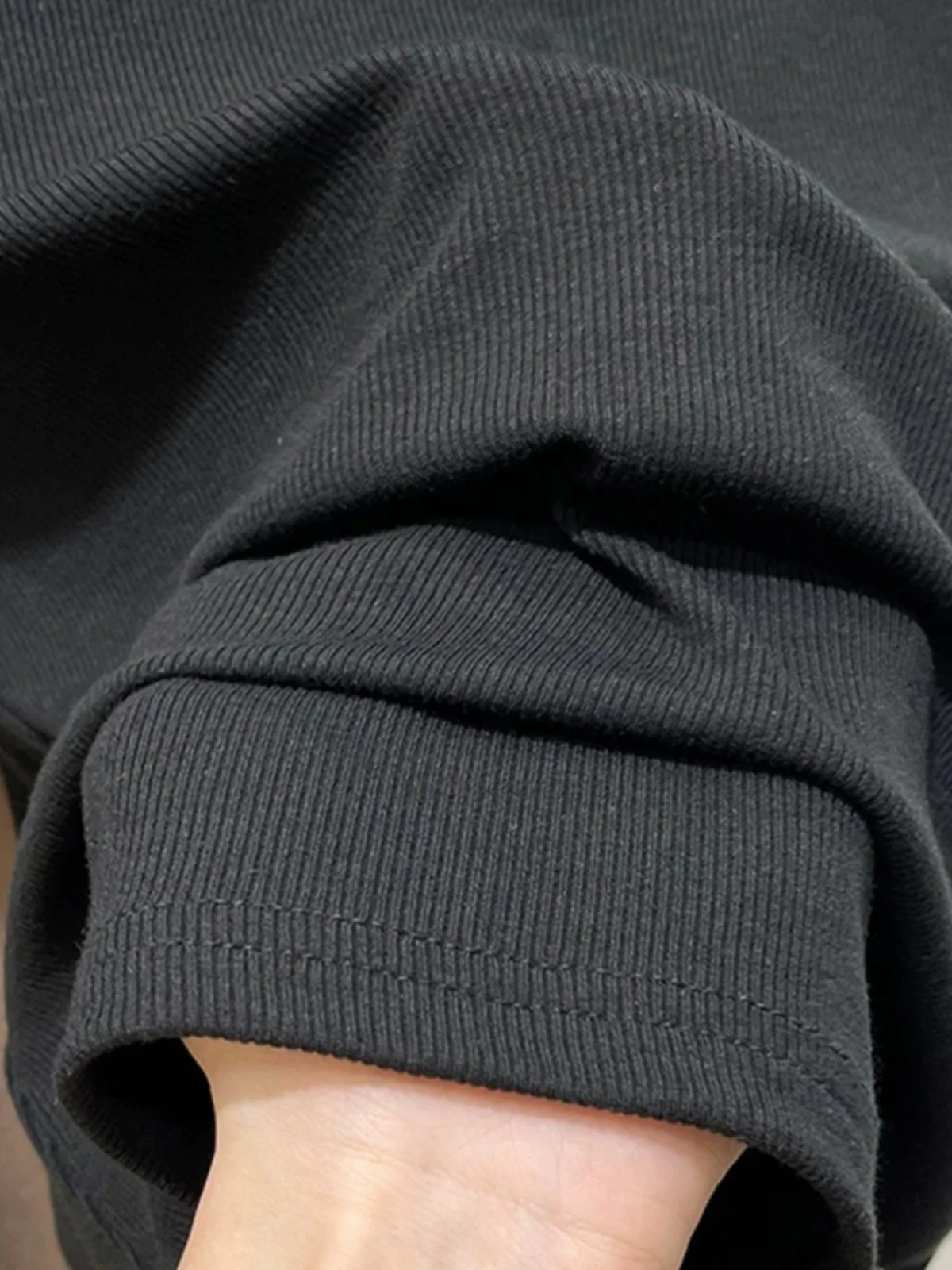 تي شيرت نسائي جديد لعام 2024 بتصميم أنيق وقصة ضيقة وأكمام قصيرة وياقة مربعة مع تصميم خيوط عصري للربيع والصيف ملابس كاجوال