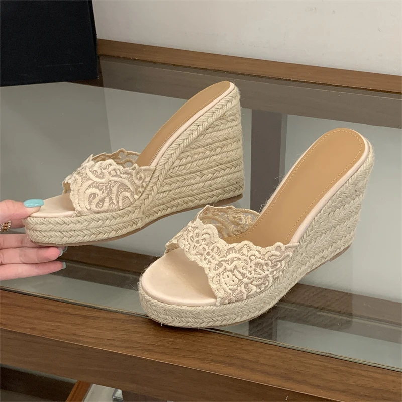 

Женские шлепанцы Aneikeh в отпускном стиле с вышивкой и вырезами, на толстой подошве, летние, на платформе, на высоком каблуке, с плетеным верхом