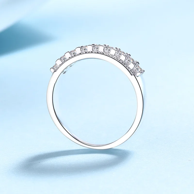 

Изысканное кольцо с муассанитом 1.89 карата из платины PT950 для женщин, с огранкой «Сахарный куб», подчеркивающей красоту кожи | Яркий блеск, нежный и благородный