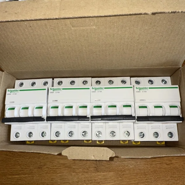 

D16 Triple Pole Mcb A9f55316 Ic60h - Listing is for 1 Item Only. Brand New Original Spot Plc