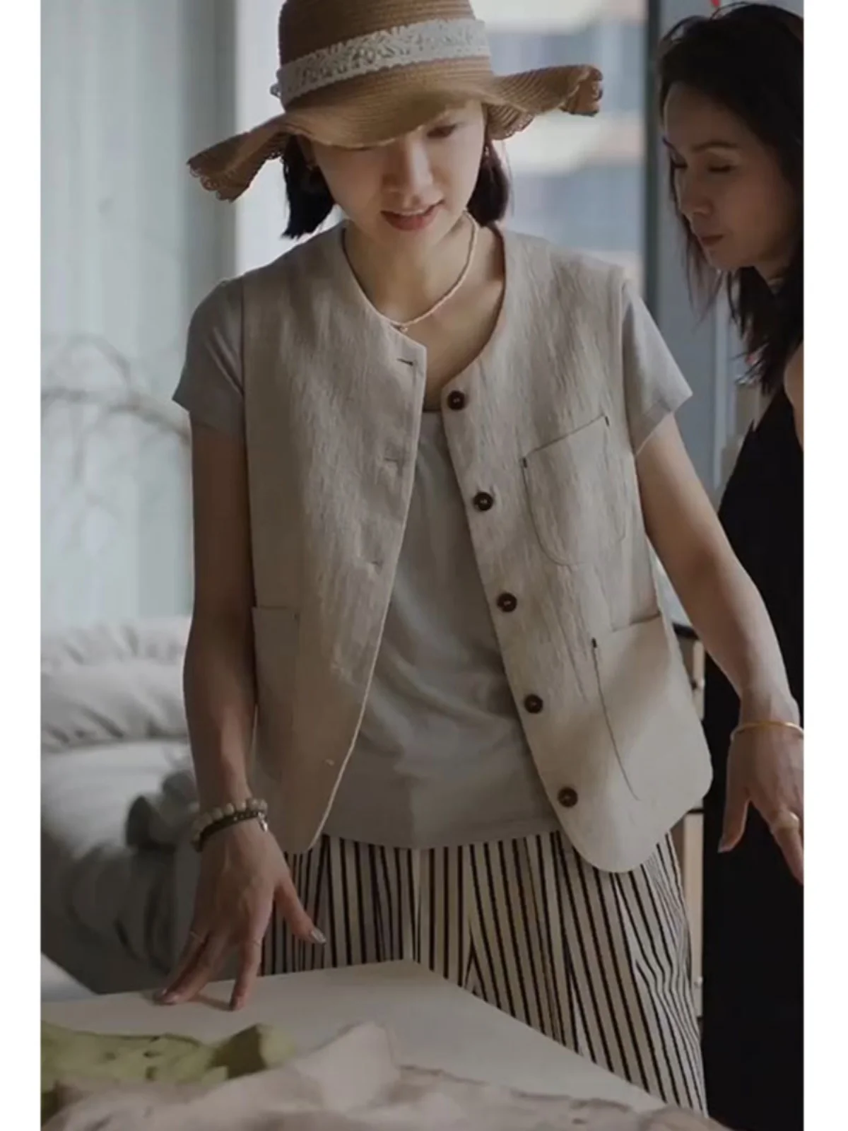 

Faionable Retro Layered Women's Vest Top Buttoned round Ne Commute Sle Pure Color Summer High-End Feelings Japanese Art...