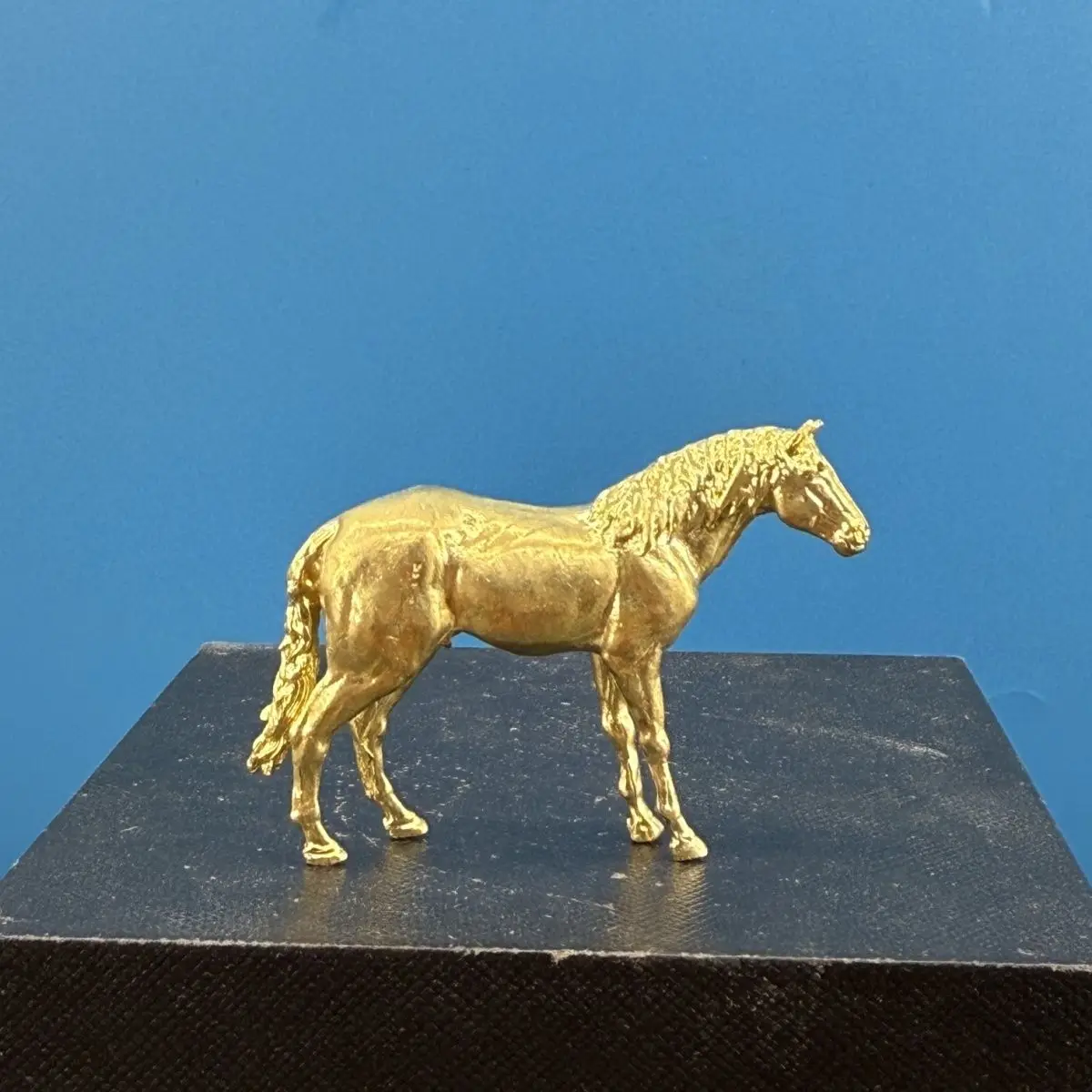 

Медная статуэтка лошади