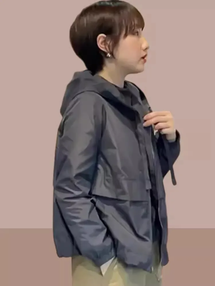 

Весенне-осенняя женская куртка 2026 года: новая, стильная, повседневная, ветрозащитная, для активного отдыха, маленький размер, модная, из полиэфирного волокна, на молнии.