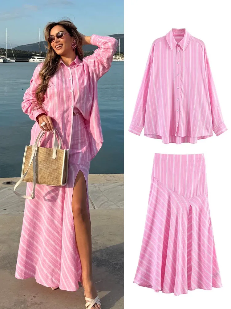 

Женский элегантный костюм с полосками: розовая рубашка с лацканами, однобортная, с длинными рукавами, свободного кроя + плиссированная длинная юбка с боковой молнией и вставками.