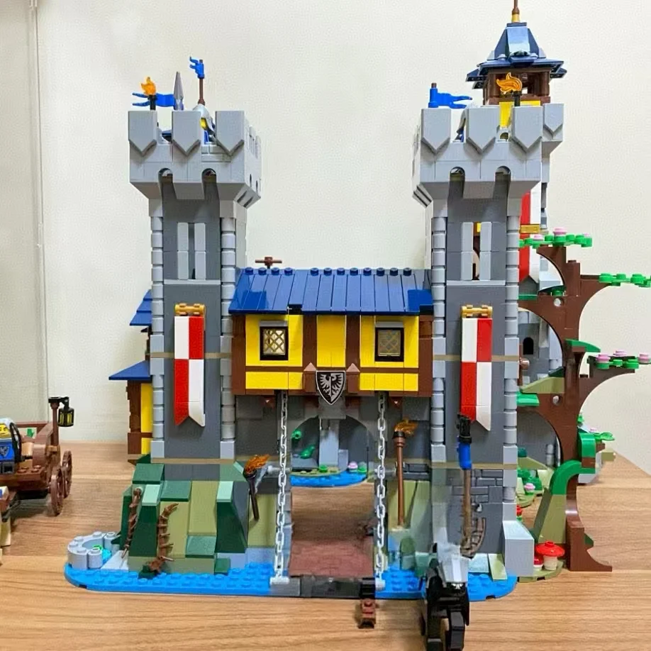 2024 هدايا الحفلات ثلاثة في واحد قلعة العصور الوسطى متوافقة مع 31120 هدايا عيد الميلاد والأطفال للبالغين وأعياد الميلاد