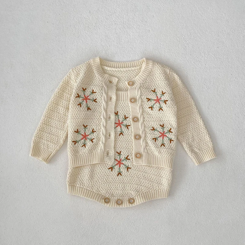 Autumn new 0-3 year old baby clothing color snowflake embroidery knitted set long sleeved jacket+jumpsuit