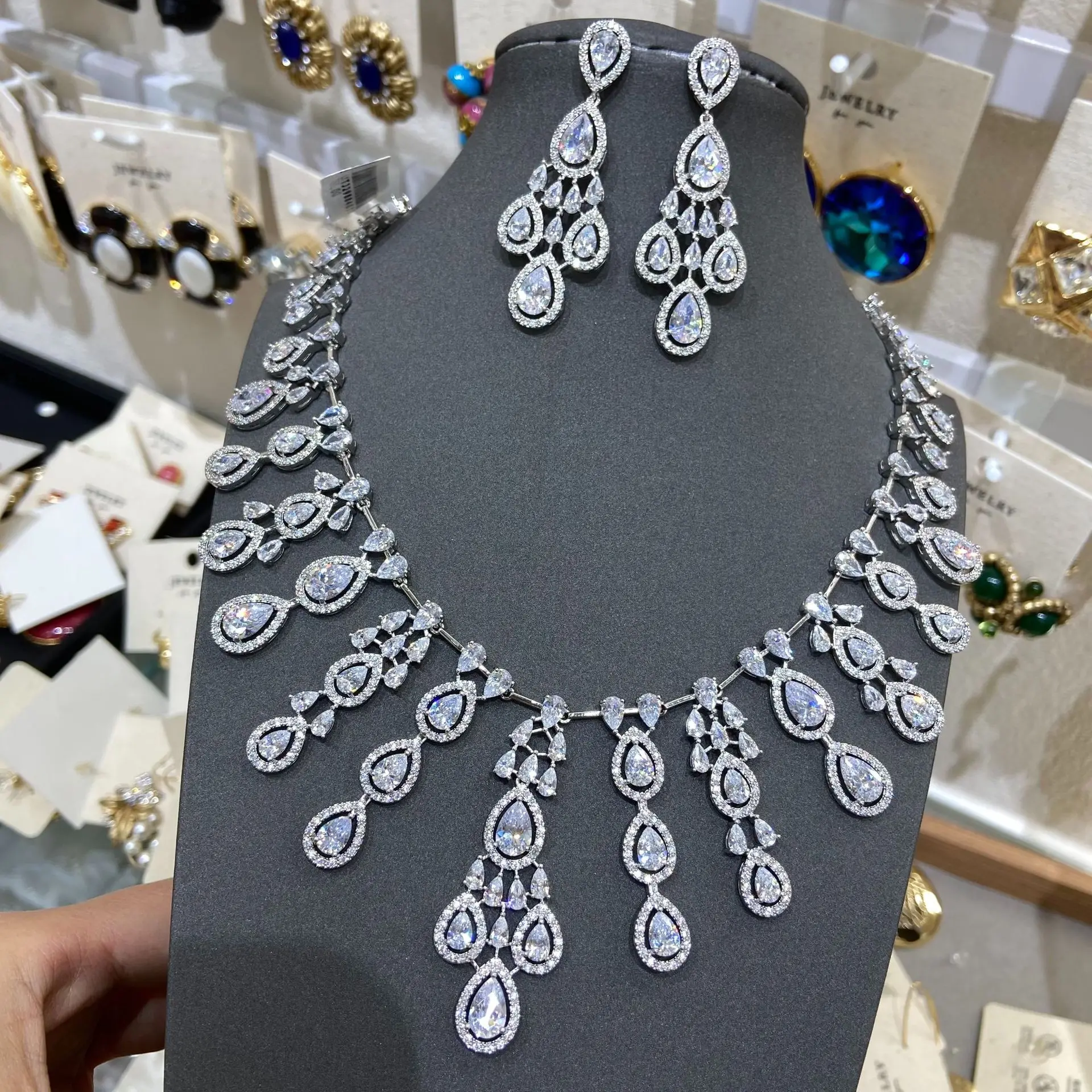 

Женский модный комплект украшений: колье и серьги с цветными цирконами в форме капли, элегантный аксессуар