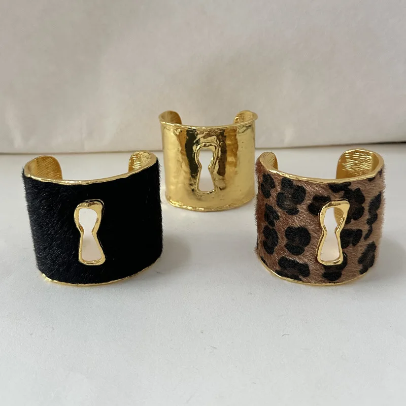 Nicho francês minimalista luxuoso leopardo impressão de pelúcia metal pulseira aberta de borda larga moda alta sociedade premium pulseira
