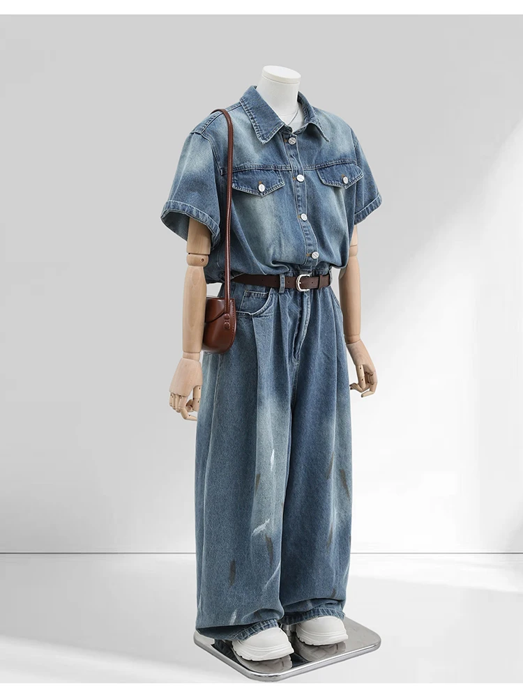 ชุดเดนิมสีน้ำเงินเข้มแบบจั๊มสูทสำหรับผู้หญิง ฤดูร้อน 2025 แฟชั่นทรงเข้ารูป เอวสูง กางเกงขายาวทรงกว้าง สไตล์เกาหลี เหมาะสำหรับใส่ไปทำงาน