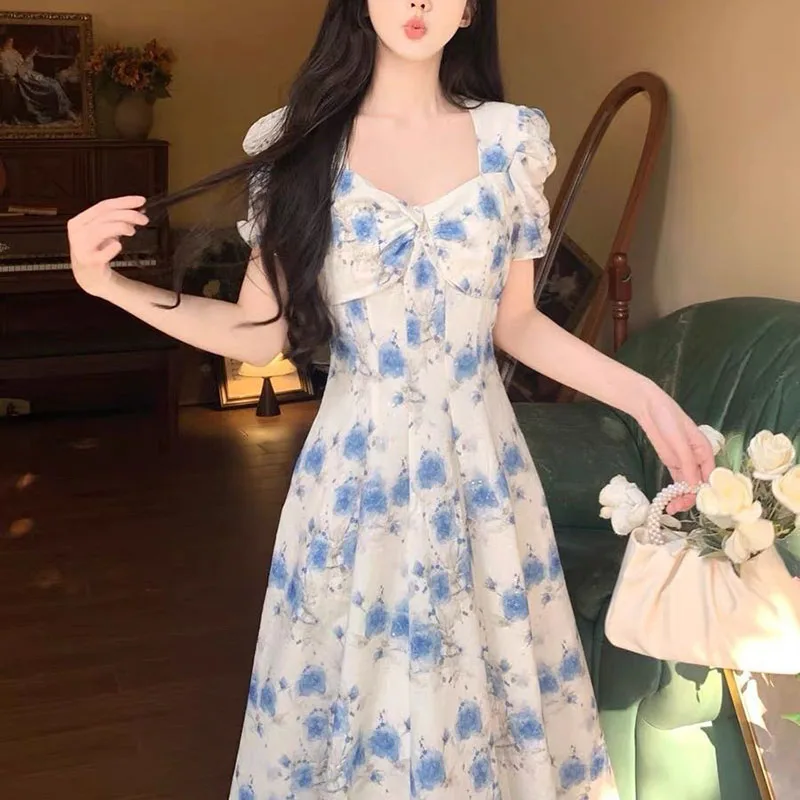 فستان جميل بياقة مربعة وأكمام منتفخة ومطبوع عليه زهور ملابس نسائية لصيف 2025 فساتين كورية فضفاضة جديدة بأكمام قصيرة