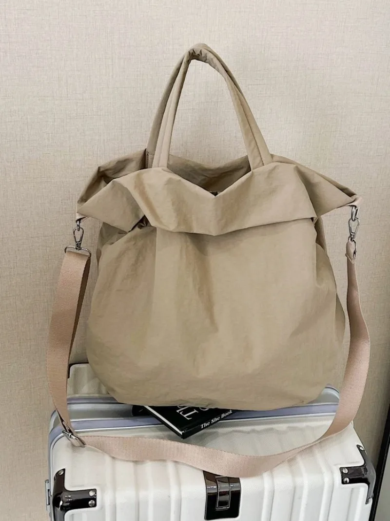 CEEKAY Mattschwarze, gekräuselte Nylon-Umhängetasche, übergroße, weiche Umhängetasche mit einfacher Überschlagöffnung, breiter, verstellbarer Stoffriemen, lässige Handtasche – Detail 29