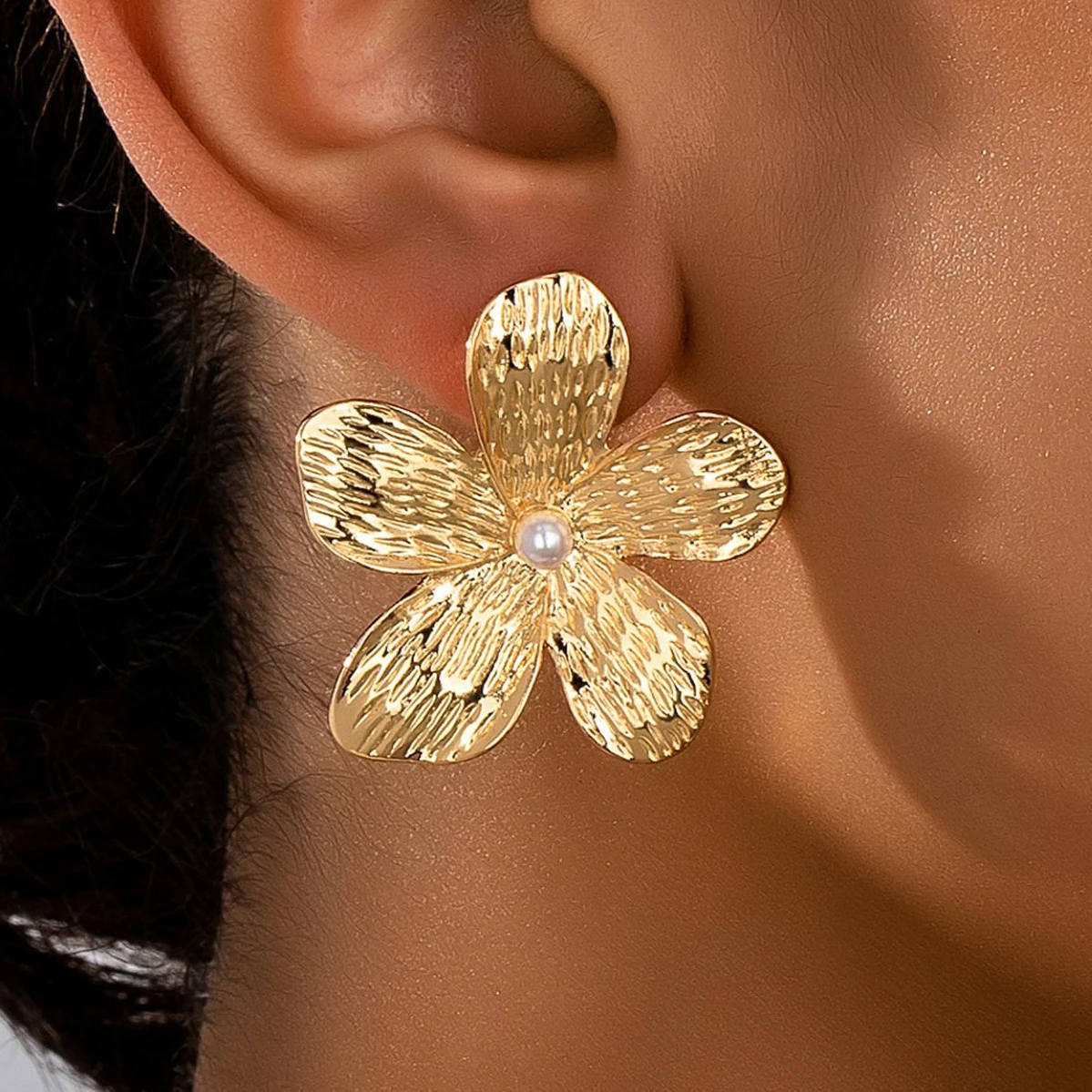 A Pair Of Women's E…