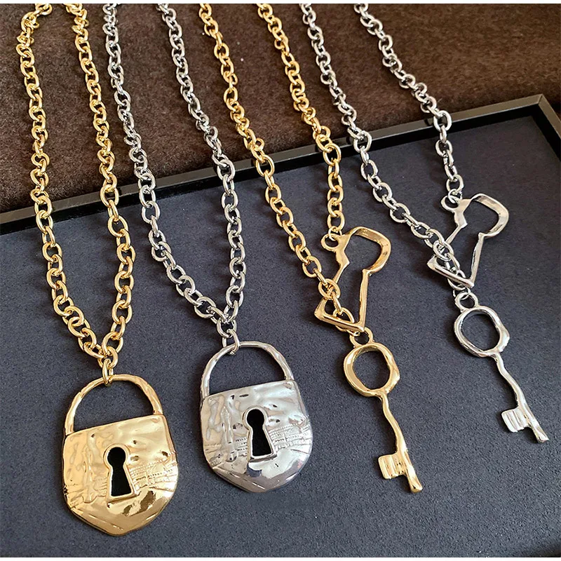 Collar de Cadena Metálica Estilo Europeo Americano, Colgante Retro Minimalista con Llavero, Gargantilla de Lujo Ligero para Uso Diario Femenino