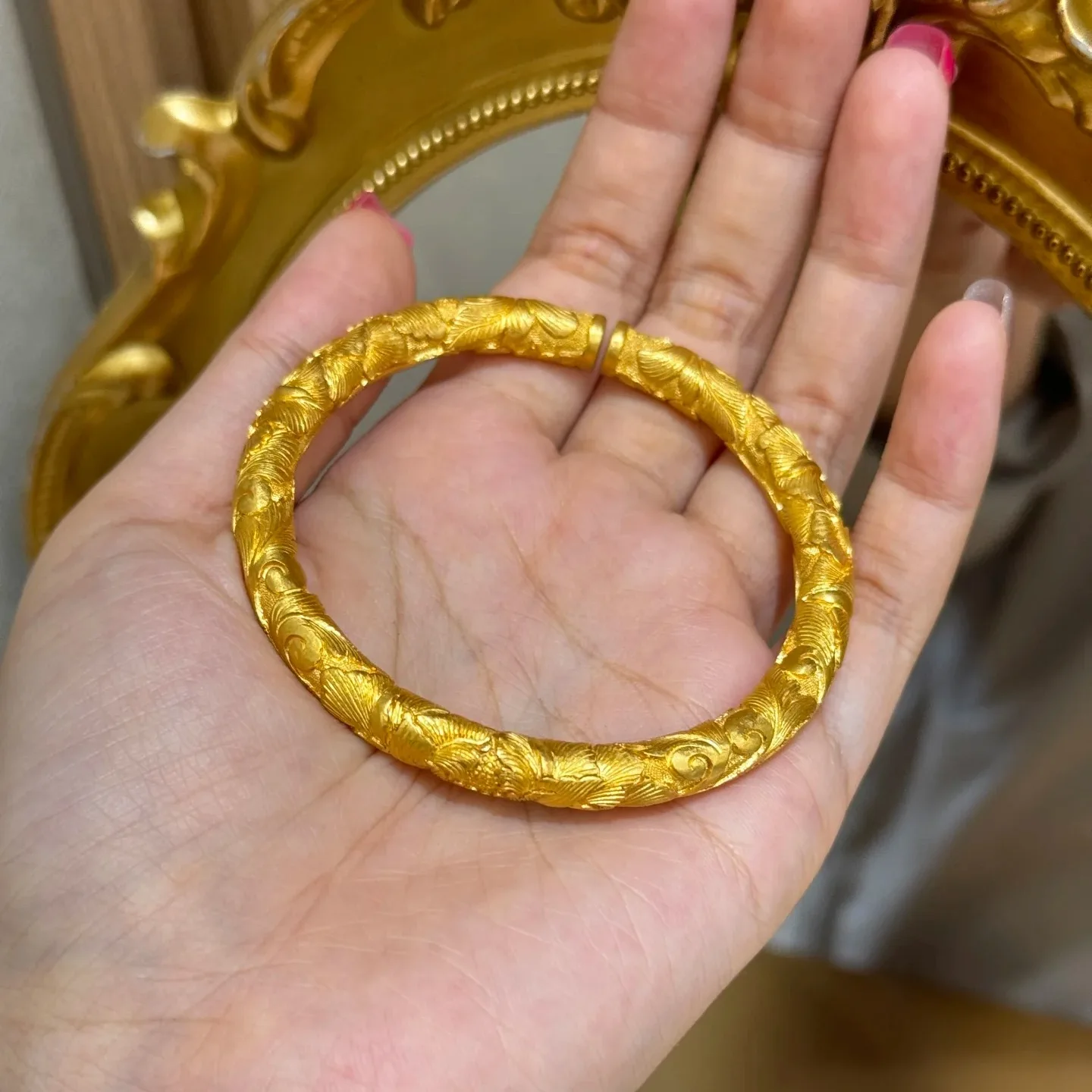 

Женский открытый браслет из 24-каратного золота с цветущим резным рисунком Fortune AU999 — практичный комбинированный, длинный блеск, легкая роскошь