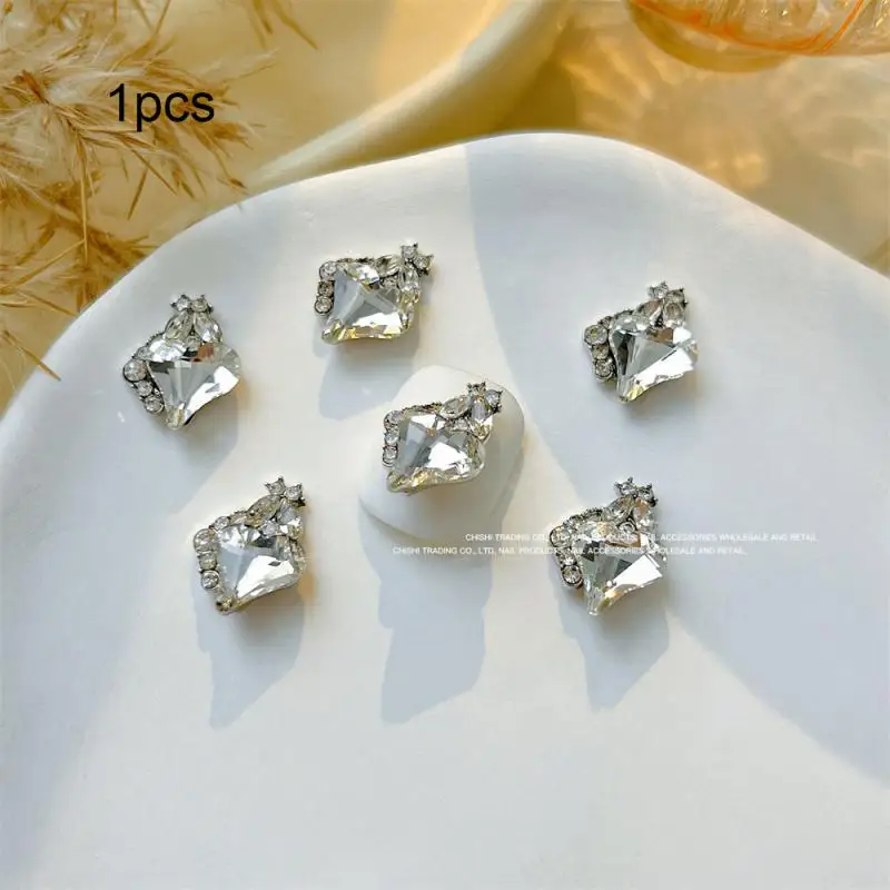 Lekkie luksusowe krzywe akcesoria do zdobienia paznokci Akcesoria do zdobienia paznokci Motyl Stroboskop do zdobienia paznokci Nowy krzywy stop metali