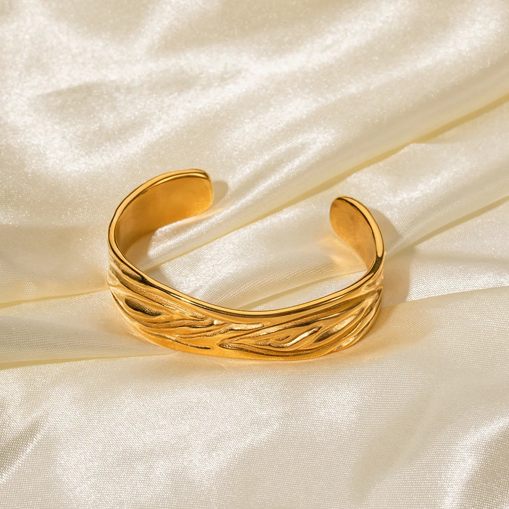 Stainless Steel PVD 18K Gold Plated Tarnish Waterproof Twist Bangle For Woman Jewelry Wholesale Trendy