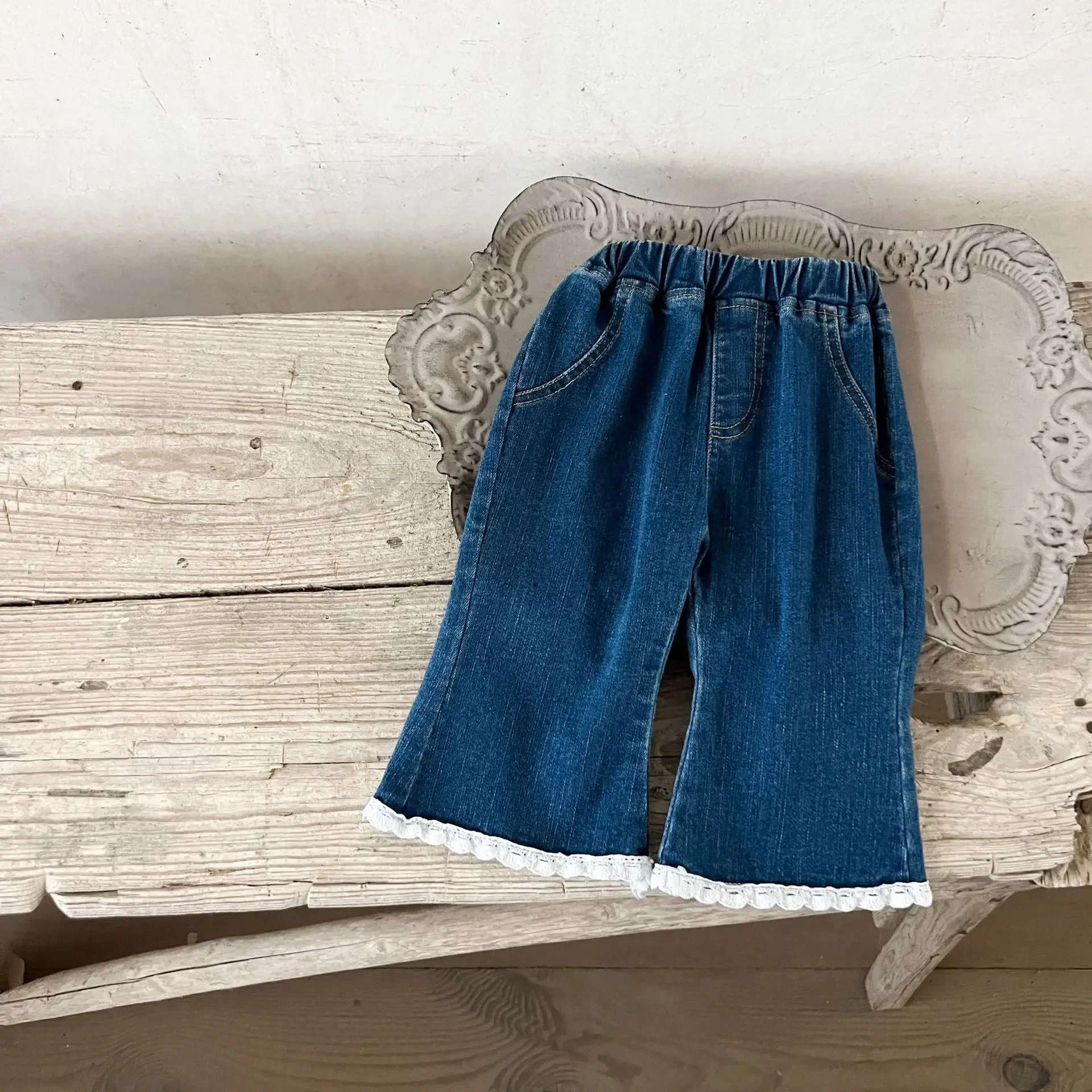 Vestiti del bambino tinta unita semplice pizzo Denim Flare pantaloni 2024 primavera e autunno nuove ragazze moda bambino Casual tutti i Jeans abbinati