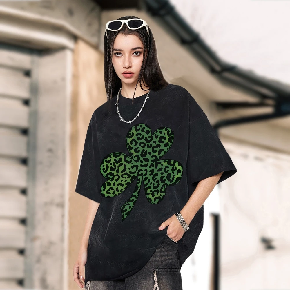 T-shirt lavata unisex vintage alla moda con trifoglio leopardato verde T-shirt oversize vintage anni '90 T-shirt elegante lavata retrò