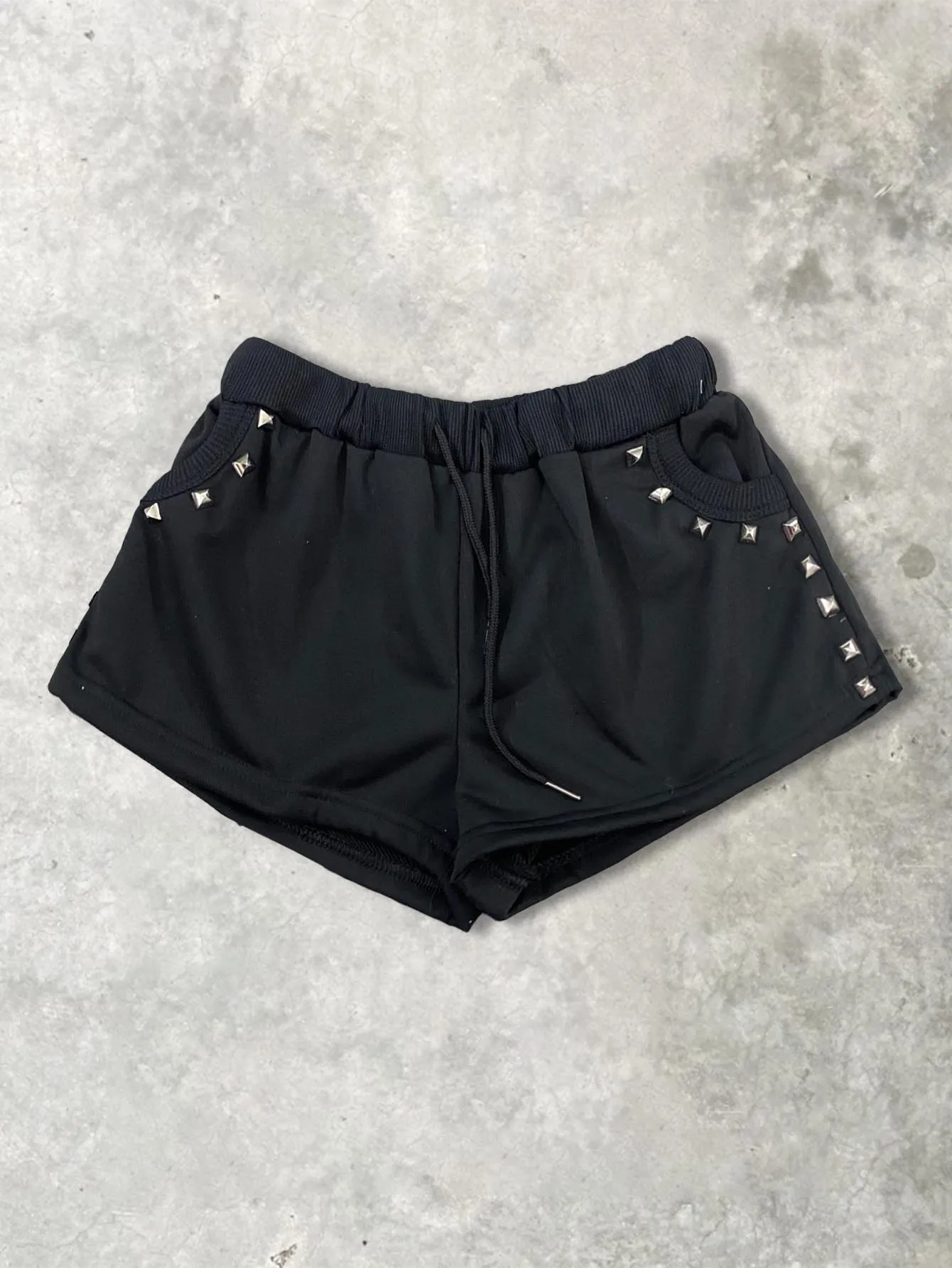 

Женские шорты в стиле панк-гранж, черные, с заклепками, эластичные, с высокой талией, на шнурке, с боковыми карманами, мини-шорты из футера, 2026