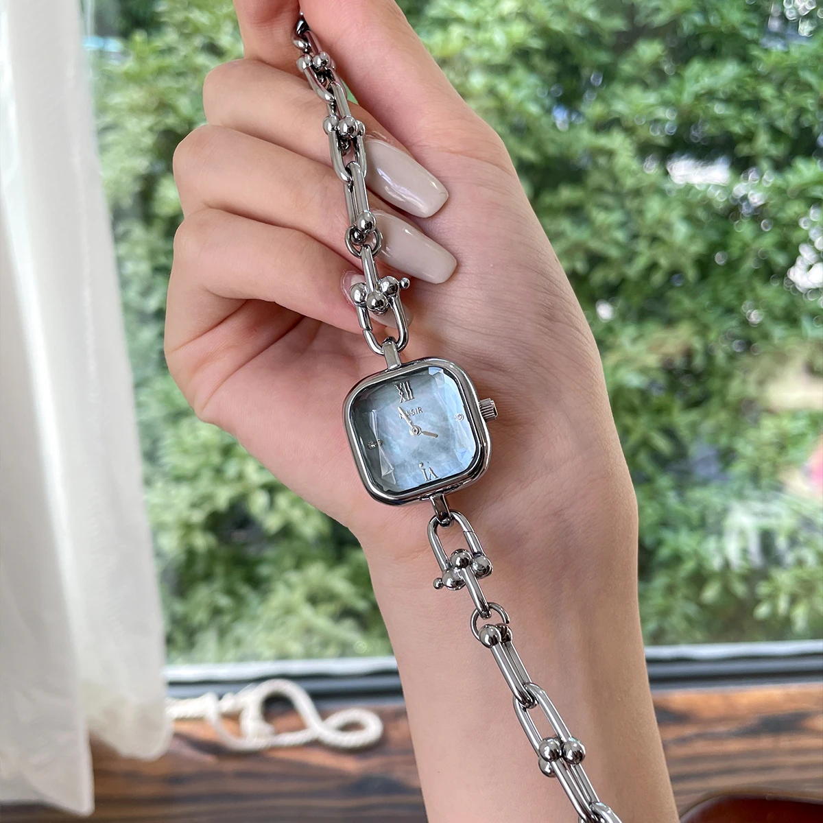 ساعة كوارتز نسائية جديدة متعددة الاستخدامات على شكل سوار من CILOA، فاخرة خفيفة عصرية، مقاومة للماء