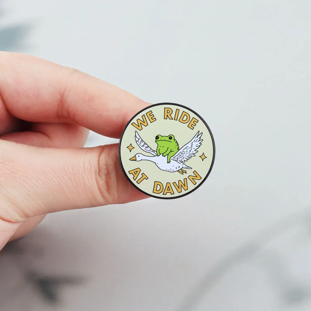 Wir reiten im Morgengrauen: Frosch auf Gans Emaille-Pin, lustige Meme-Brosche für Rucksack, Kleidungszubehör, Cartoon-Tier-Abzeichen – Detail 4