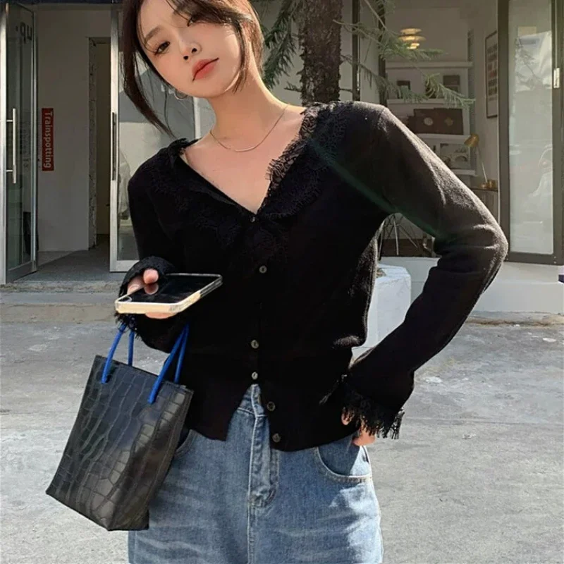 تي شيرت حريمي تريكو دانتيل بأزرار أنيقة ضيقة على الطراز الكوري الصلبة على شكل حرف v وأكمام طويلة ومرونة عالية ملابس علوية نسائية ناعمة على الموضة