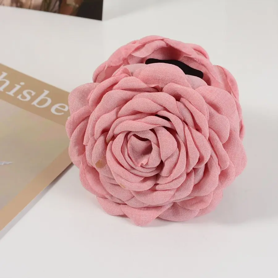 Vintage-Haarspange aus einfarbigem Stoff, modisches Haaraccessoire für Mädchen, dreidimensionale Rosenblüten-Haarspange für Damen, elegante Haarspange im Hai-Design, handgefertigte Haarspange mit Stoffblume, Damen-Haaraccessoire. – Detail 7