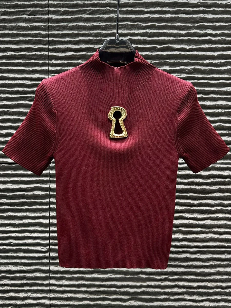 تي شيرت TWOTWINSTYLE مفرغ بإبزيم معدني مقسم للنساء بياقة مدورة وأكمام قصيرة تي شيرت تنحيف بسيط للسيدات 2025