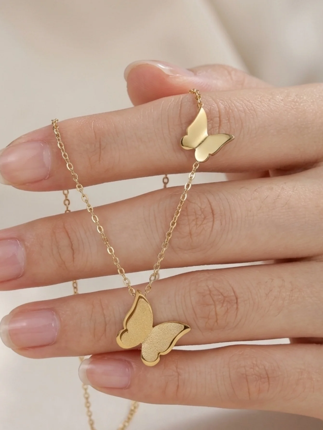 1 Piece of Stainless Steel 18K Gold-Plated Double Butterfly Necklace, Light Luxury Romantic Matte Finish Clavicle Chain, Suitable for Daily Commuting, Dating, Banquets, Parties / Workplace Wear Accessories
