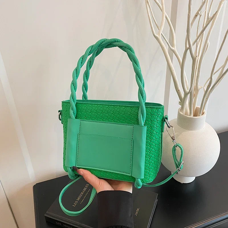 

2025 Autumn Winter New Women's Premium Retro Bucket Bag - Popular Versatile Fashionable Portable Messenger Bag