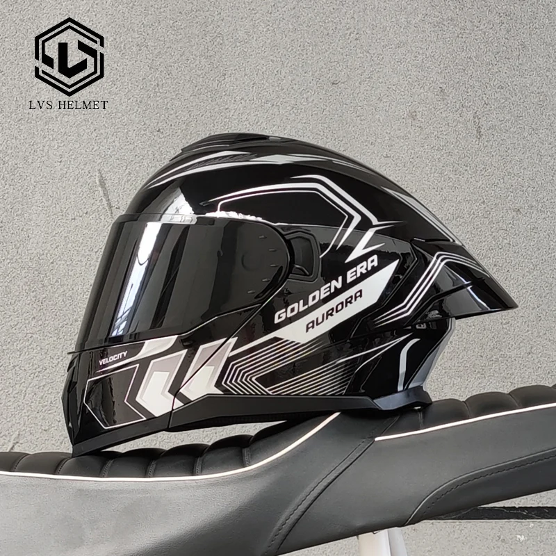 le-casque-lvs-dote-d’un-systeme-de-double-visiere-escamotable-est-un-casque-de-moto-integral-modulaire-homologue-dot-avec-une-coque-en-abs-et-une-large-aile-arriere