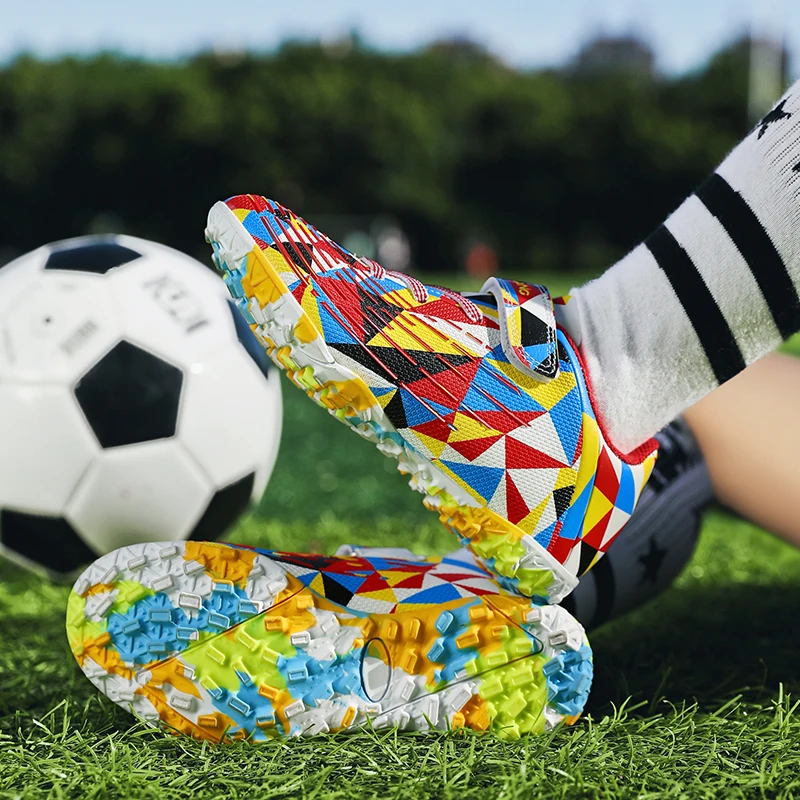 Zapatos de fútbol para niños, tacos de césped coloridos, patrones geométricos, botas de fútbol para niños, zapatillas antideslizantes para niños